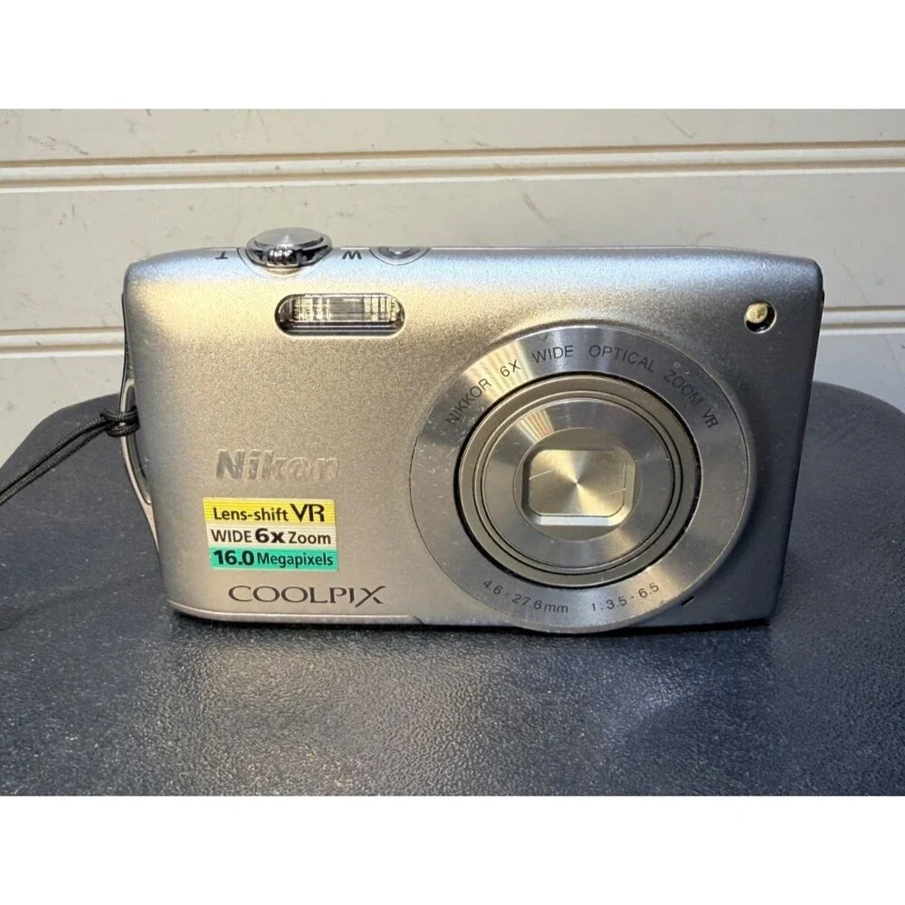 Nikon Coolpix S3300 16.0MP Compact Digital Zoom Camera bundle Silver Tested